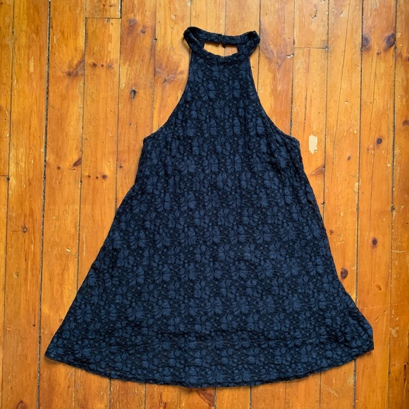 Lace flower overlay dress with open back 🖤 - Picture 9 of 12